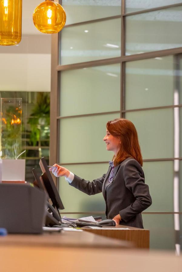 Mercure Trabzon Hotel 외부 사진 A receptionist at the reception desk of a hotel