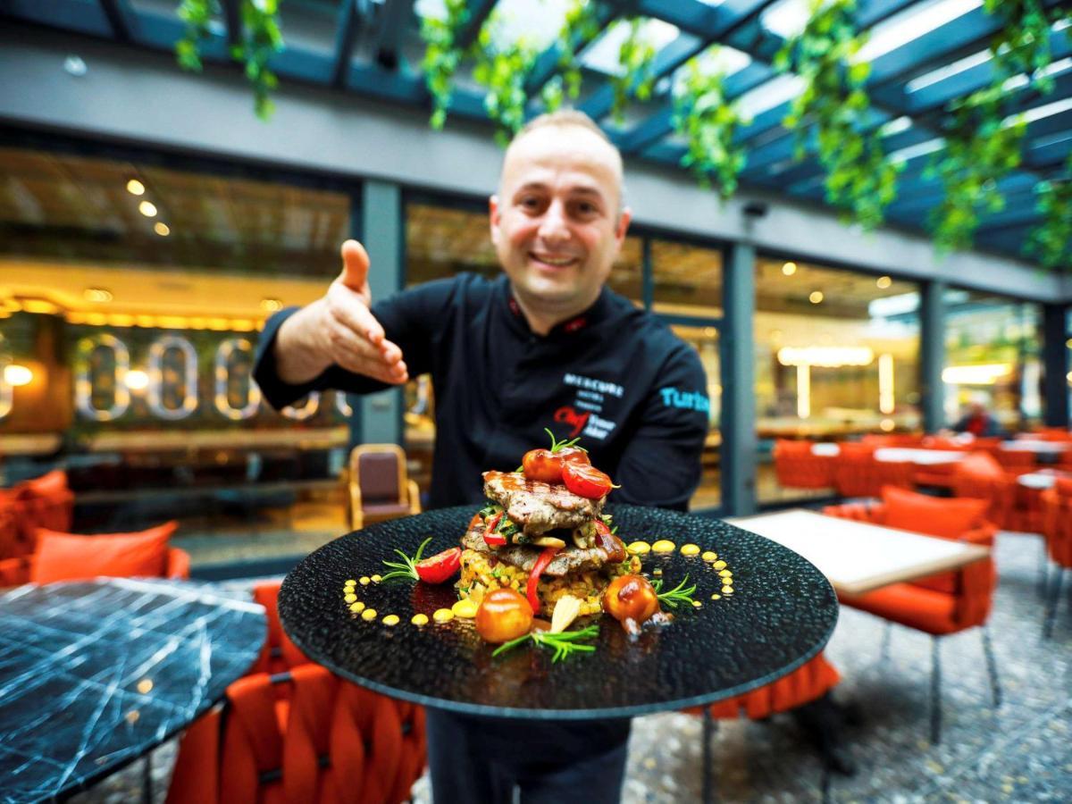 Mercure Trabzon Hotel 외부 사진 A waiter serving a meal