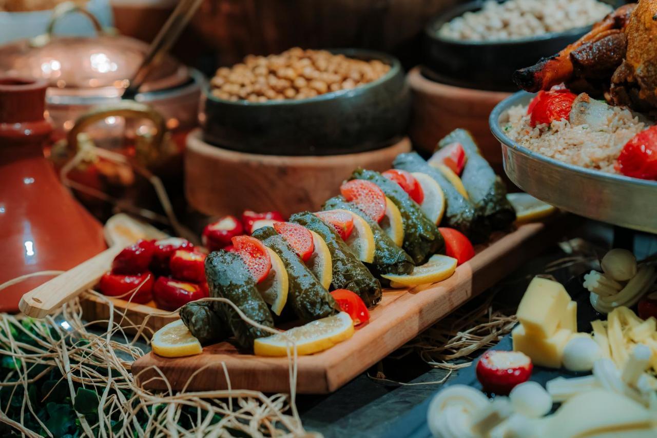 Mercure Trabzon Hotel 외부 사진 A selection of food at a buffet