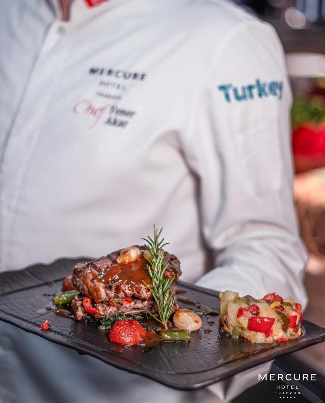Mercure Trabzon Hotel 외부 사진 Chef serving a meal